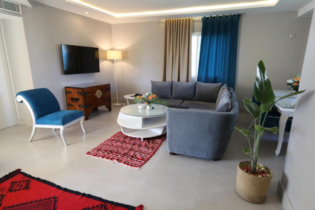 Les Charmilles & La Marsa